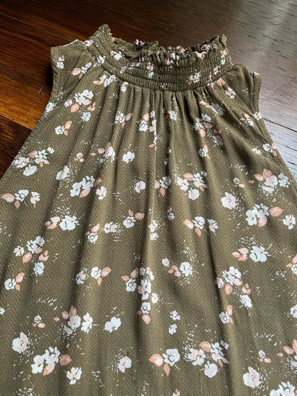 size L Olive Green Floral Smocked Neck Sleeveless Top